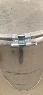 Metalen Vat met Deksel, Ophalen