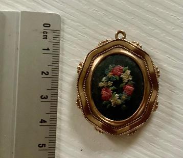 Kettinghanger met Petit Point borduurwerkje in mooie rand. beschikbaar voor biedingen