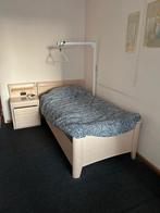 Elektrisch verstelbaar bed + nachtkastje met een papagaai, Gebruikt, 45 tot 65 cm, Hout, 55 tot 70 cm