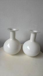 Wit melkglas glazen vaasje 2x smalle hals bolvaasje, Wit, Ophalen of Verzenden, Minder dan 50 cm, Glas