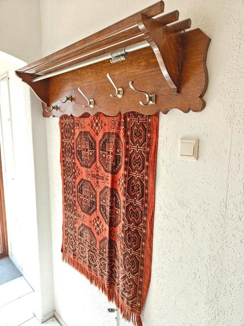 MOET WEG! - Antieke oude houten kapstok met rode doek, Huis en Inrichting, Woonaccessoires | Kapstokken, Wandkapstok, Minder dan 100 cm