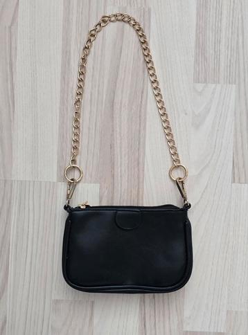 Zwart Schoudertasje met Gouden Ketting beschikbaar voor biedingen
