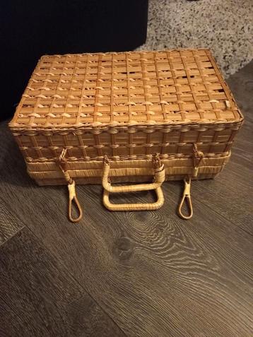 Vintage rieten picknickmand beschikbaar voor biedingen