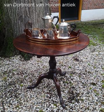 Engelse tilt top tafel, 18e eeuw. beschikbaar voor biedingen