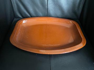 Bruin aardewerk terra cotta schaal beschikbaar voor biedingen
