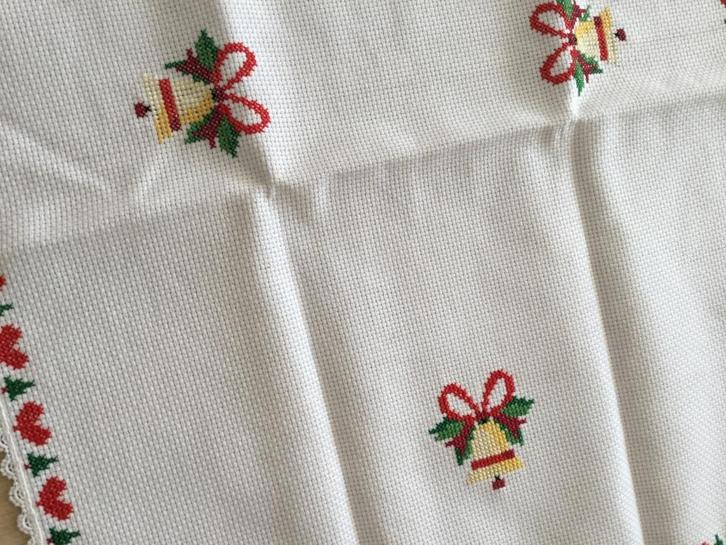 Vintage Kerst tafelloper geborduurde Klokken rookvrij huis z, Diversen, Kerst, Zo goed als nieuw, Ophalen of Verzenden