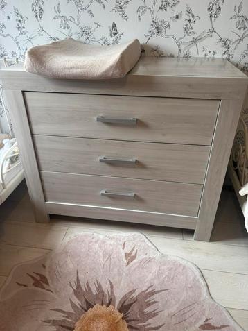 Commode ladenkast beschikbaar voor biedingen