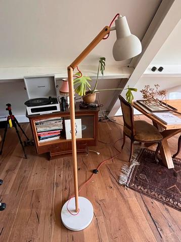 Design vloerlamp, hout met rode kabel beschikbaar voor biedingen
