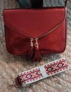 Nieuwe bordeaux rode schoudertas met kwastjes, Sieraden, Tassen en Uiterlijk, Tassen | Damestassen, Ophalen of Verzenden, Nieuw