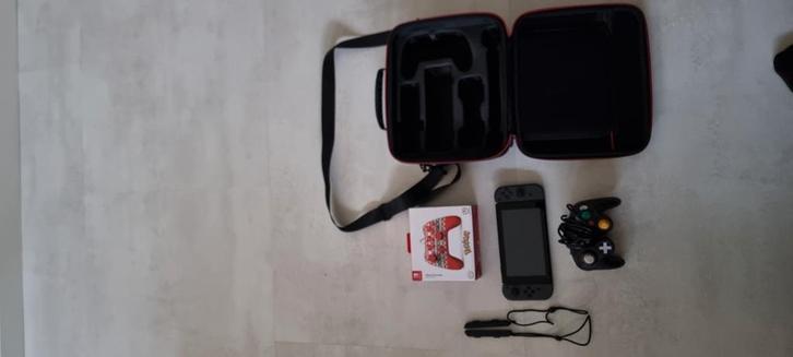 Nintendo switch inclusief travel case en 2 controllers, Spelcomputers en Games, Spelcomputers | Nintendo Switch, Zo goed als nieuw