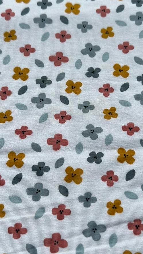 Small tricot flowers, Hobby en Vrije tijd, Stoffen en Lappen, Zo goed als nieuw, Katoen, 120 cm of meer, 30 tot 200 cm, Ophalen of Verzenden