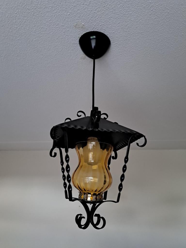 Vintage metalen hanglamp met amberkleurig glas, Vintage, Ophalen of Verzenden, Zo goed als nieuw, Glas