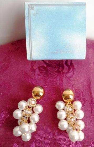 AVON Oorbellen. Goldplated met faux parels. Oorstekers. beschikbaar voor biedingen