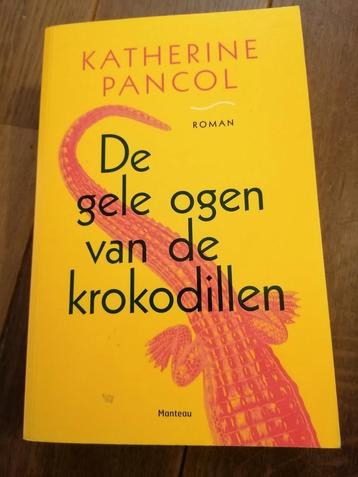 De gele ogen van de krokodillen  beschikbaar voor biedingen