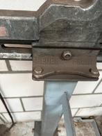 Heuer bankschroef op standaard, Ophalen of Verzenden, Gebruikt