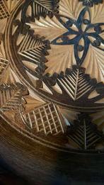 Houten bord met houtsneewerk, Ophalen