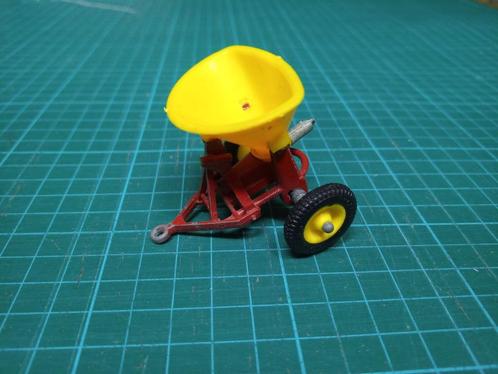 Britains - Getrokken kunstmeststrooier - 1:32, Hobby en Vrije tijd, Modelauto's | 1:32, Gebruikt, Tractor of Landbouw, Britains