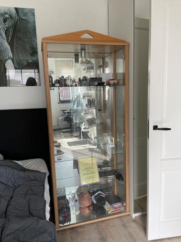 Vitrinekast met verlichting en spiegelwand beschikbaar voor biedingen