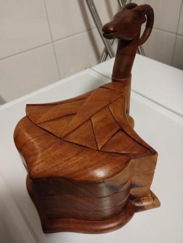 Vintage handgesneden Ibex acacia houten sieraden kist  beschikbaar voor biedingen