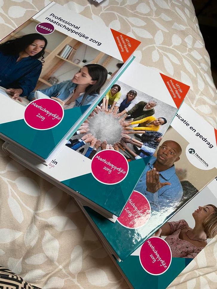 4 schoolboeken van opleiding maatschappelijke zorg niveau 3, Boeken, Schoolboeken, Zo goed als nieuw, Huishoudkunde of Verzorging