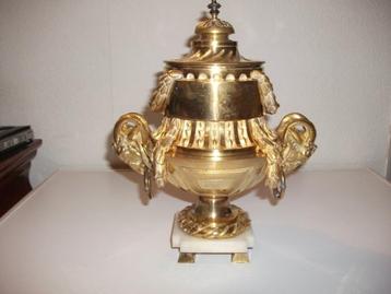 Graf  Urn ,  Antiek verguld  Brons uit  1850 beschikbaar voor biedingen