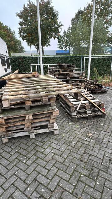 pallets gratis af te halen beschikbaar voor biedingen