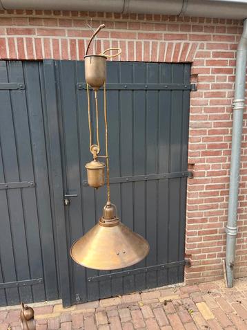 Antieke Messing Hanglamp met Contragewicht beschikbaar voor biedingen
