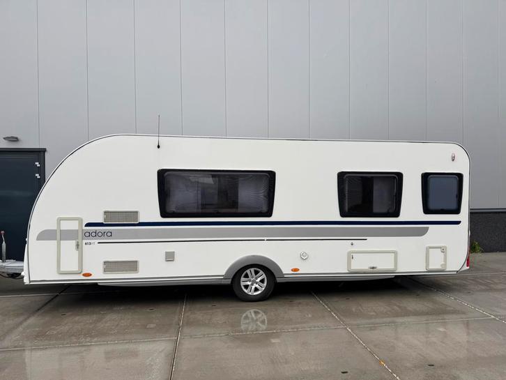 Adria Adora 613 HT – Nieuwstaat, luxe en comfort!, Caravans en Kamperen, Caravans, Particulier, tot en met 4, 1250 - 1500 kg, Rondzit