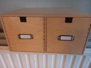 Houten ladekastje met 2 laden beschikbaar voor biedingen