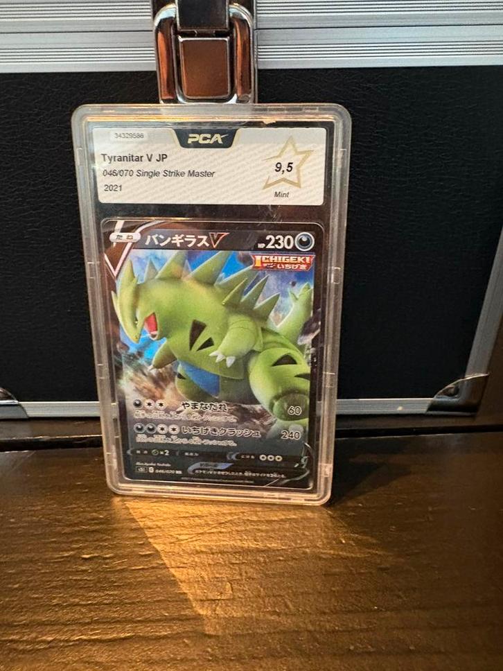 Tyranitar v pca 9,5, Hobby en Vrije tijd, Verzamelkaartspellen | Pokémon, Zo goed als nieuw, Meerdere kaarten, Foil, Ophalen of Verzenden