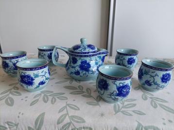 Chinees porseleinen Theepotje met 6 kommetjes beschikbaar voor biedingen