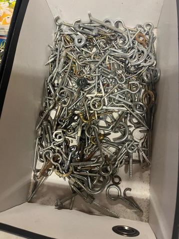 metalen haken en ogen doos vol beschikbaar voor biedingen