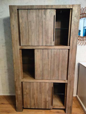 Zwaar houten design kast beschikbaar voor biedingen