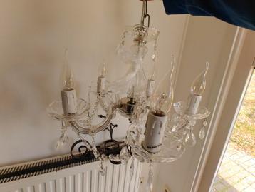 Mooie Kroonluchter met Kristallen Details beschikbaar voor biedingen