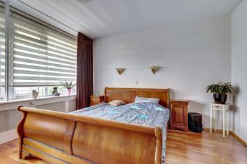 Tweepersoons bed met 2 nachtkastjes – klassiek houtdesign beschikbaar voor biedingen