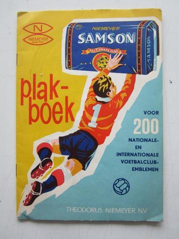 compleet plakalbum Niemeijer voetbalclub emblemen jaren 60
