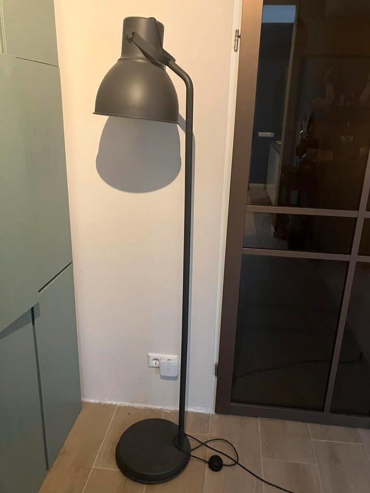 IKEA Hektar Staande Lamp - Stijlvol en Functioneel, Huis en Inrichting, Lampen | Vloerlampen, Zo goed als nieuw, 150 tot 200 cm