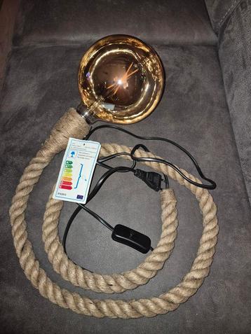 Stoere touwlamp met gouden gloeilamp beschikbaar voor biedingen