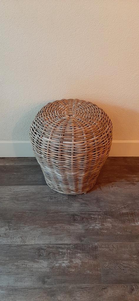 Rotan Kruk / Bijzettafeltje, Huis en Inrichting, Krukjes, Gebruikt, Hout, Ophalen