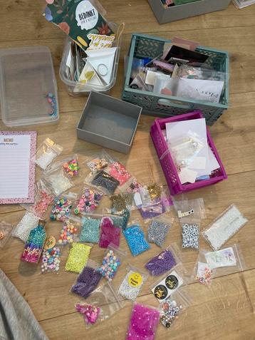 Verassingspakket vol met kralen, stickers en nog veel meer beschikbaar voor biedingen