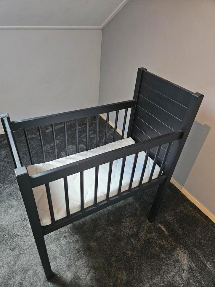 Zwart houten wiegje, Kinderen en Baby's, Babywiegjes en Ledikanten, Zo goed als nieuw, Wieg, Ophalen of Verzenden