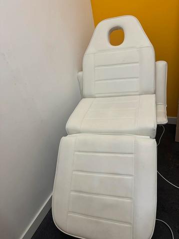 behandelstoel voor schoonheidsspecialiste, pedicure etc.  beschikbaar voor biedingen