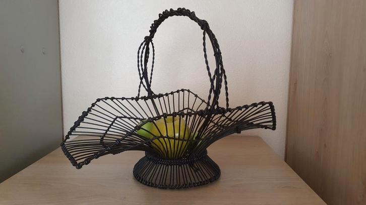 Mand ( siermand), Huis en Inrichting, Woonaccessoires | Schalen en Manden, Zo goed als nieuw, Overige materialen, Ophalen of Verzenden