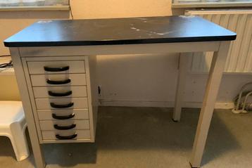 Vintage industrieel bureau beschikbaar voor biedingen