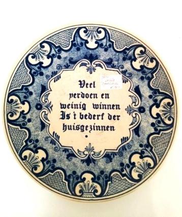 Oud Delfts spreukenbord, wandbord - Veel verdoen en weinig w beschikbaar voor biedingen