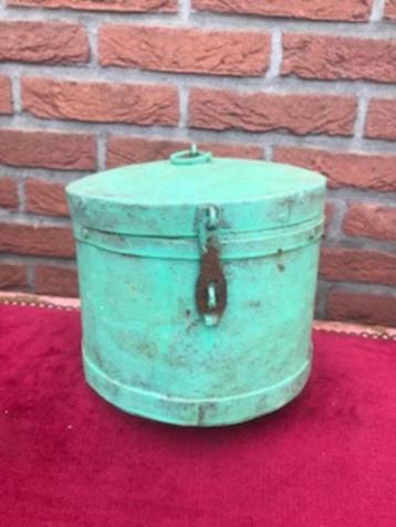 decoratieve oude dekselpot, India beschikbaar voor biedingen