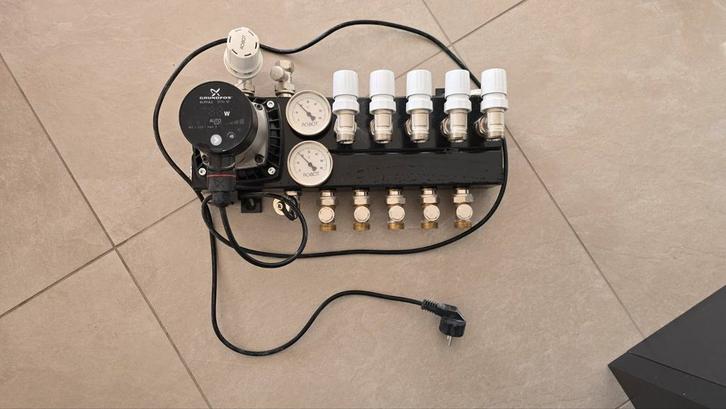 Robot Vloerverwarming Verdeler 5 Groepen + Grundfos Pomp, Doe-het-zelf en Verbouw, Verwarming en Radiatoren, Ophalen of Verzenden