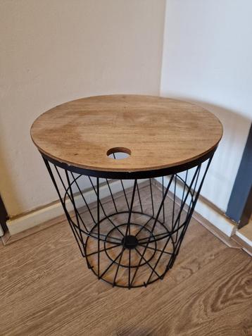 Robuuste bijzet tafeltje/draadmand in goede staat beschikbaar voor biedingen