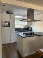 Prachtige mat witte eilandkeuken& topapparatuur+GEDEMONTEERD