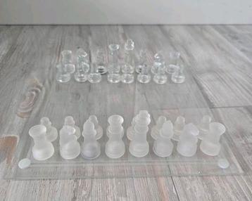 Glazen Schaakspel - Elegant en Tijdloos beschikbaar voor biedingen